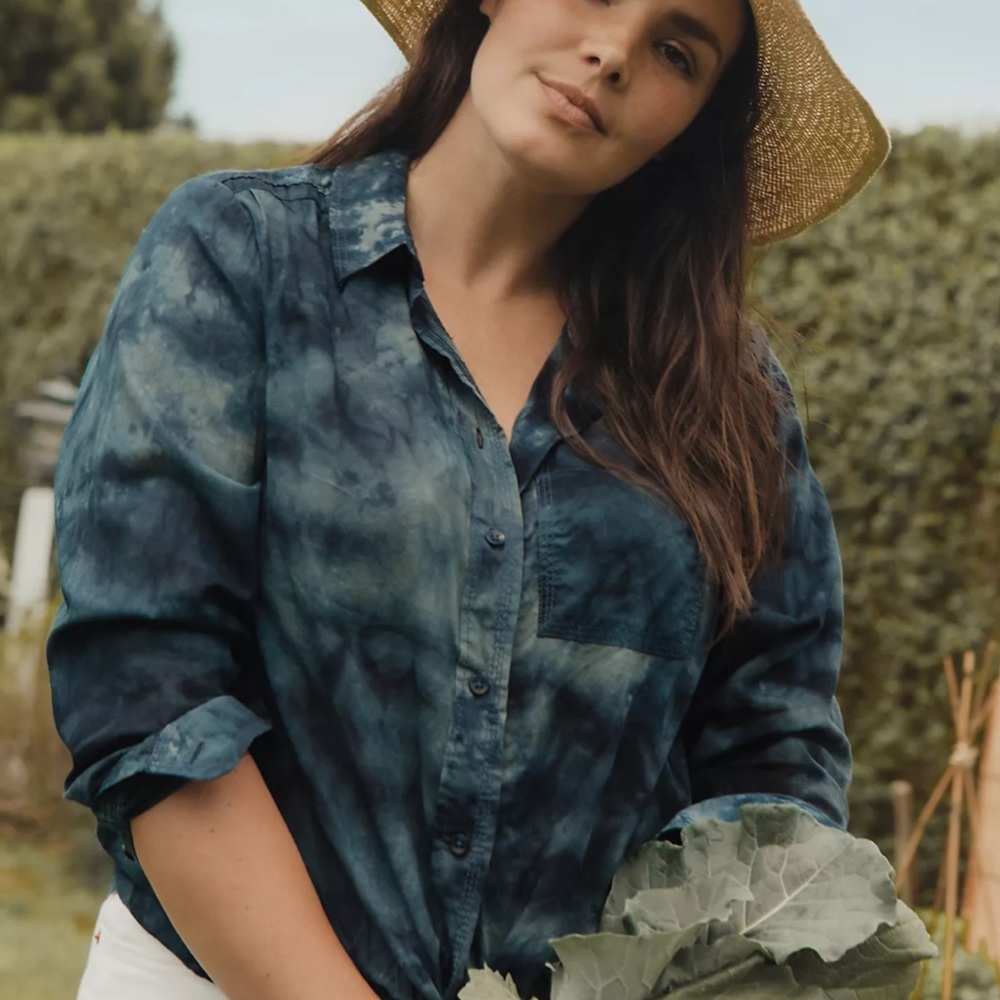 Tie dye silky Anthropologie blouse in Navy (1X) NWT